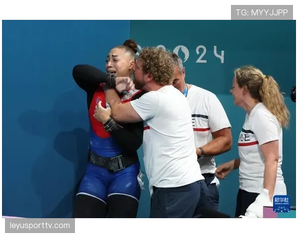 通讯：举重台上的母女情——一对来自厄瓜多尔的运动员与教练