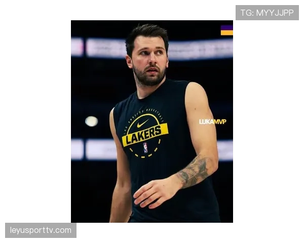 东契奇命中压哨半场三分后,转身对镜头做出“晚安”手势 东契奇命中压哨半场三分后,转身对镜头做出“晚安”手势